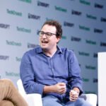 Imagem: “Dario Amodei at TechCrunch Disrupt 2023” — por TechCrunch, via Wikimedia Commouns, sob a CC BY 2.0.