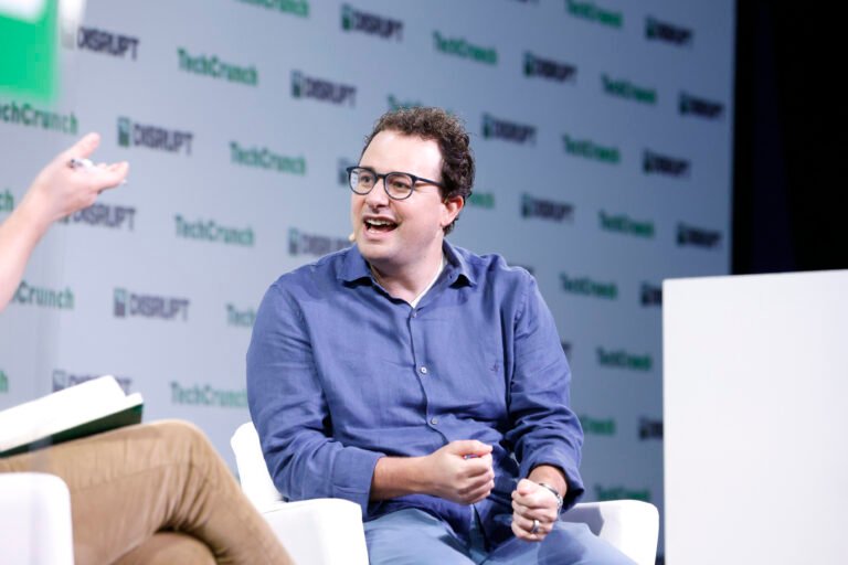 Imagem: “Dario Amodei at TechCrunch Disrupt 2023” — por TechCrunch, via Wikimedia Commouns, sob a CC BY 2.0.