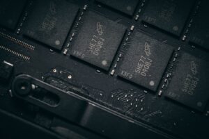 A corrida paralela: como a China está treinando mega IAs de fronteira sem usar um único ch - imagem ilustrativa